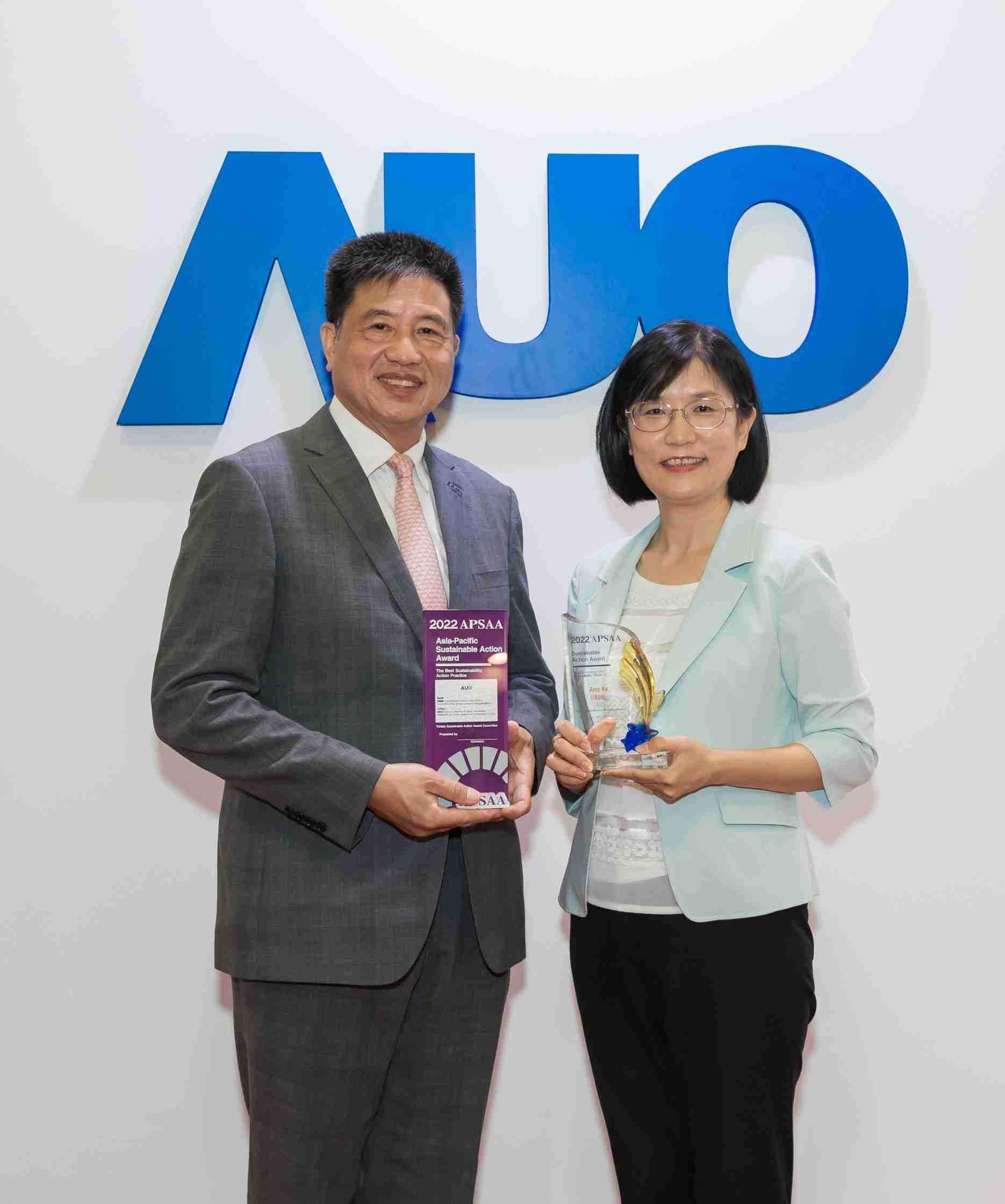 传奇国际长期垫筑永续远景的基石，，透过ESG暨气候委员会逐步实践永续策略蓝图。。。。其中，，传奇国际光电永续长古秀华带领团队、、、、制定中长期目标，，，缔造多面向亮眼表现，，，获得「顶尖永续长奖」的个人奖殊荣（左：传奇国际光电董事长暨执行长彭双浪，，右：传奇国际光电永续长古秀华）