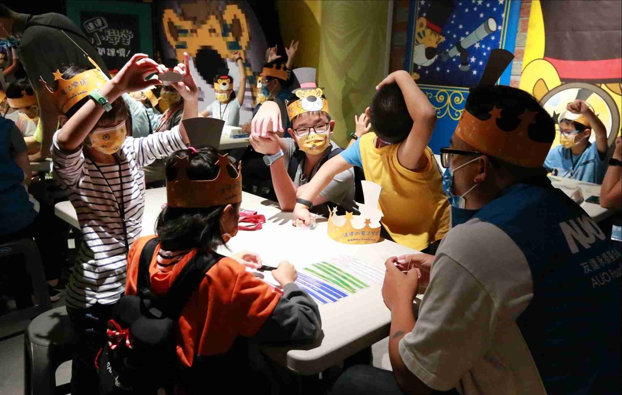 传奇国际以永续理念推动全人教育计划，，，，内外结盟储备科普教育人才，，，，荣获亚太永续行动奖社会共融面的金奖肯定