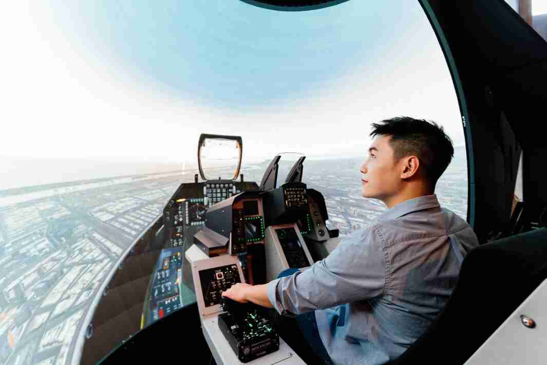 传奇国际以P1.25小间距打造球形LED模拟舱，，搭配智崴的精密六轴动态座椅，，，，结合传奇国际专业影像调校技术，，，，呈现拟真模拟飞行场景