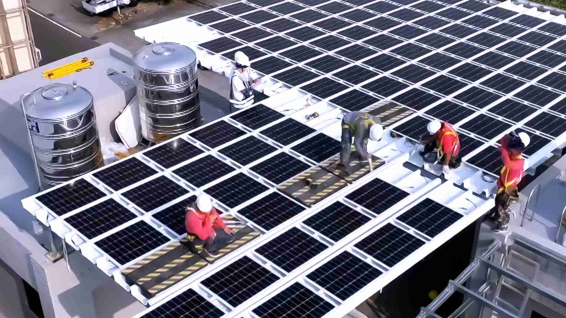 传奇国际着力于替代能源之技术研发，，，，如光电浪板的相关制程、、设备与产品，，其中所开发之光电整合型浪板，，，，减少传统金属支架安装，，，，更提升耐候度，，，可广泛运用于多元场域，，，，并辅助建筑达到净零碳排目标