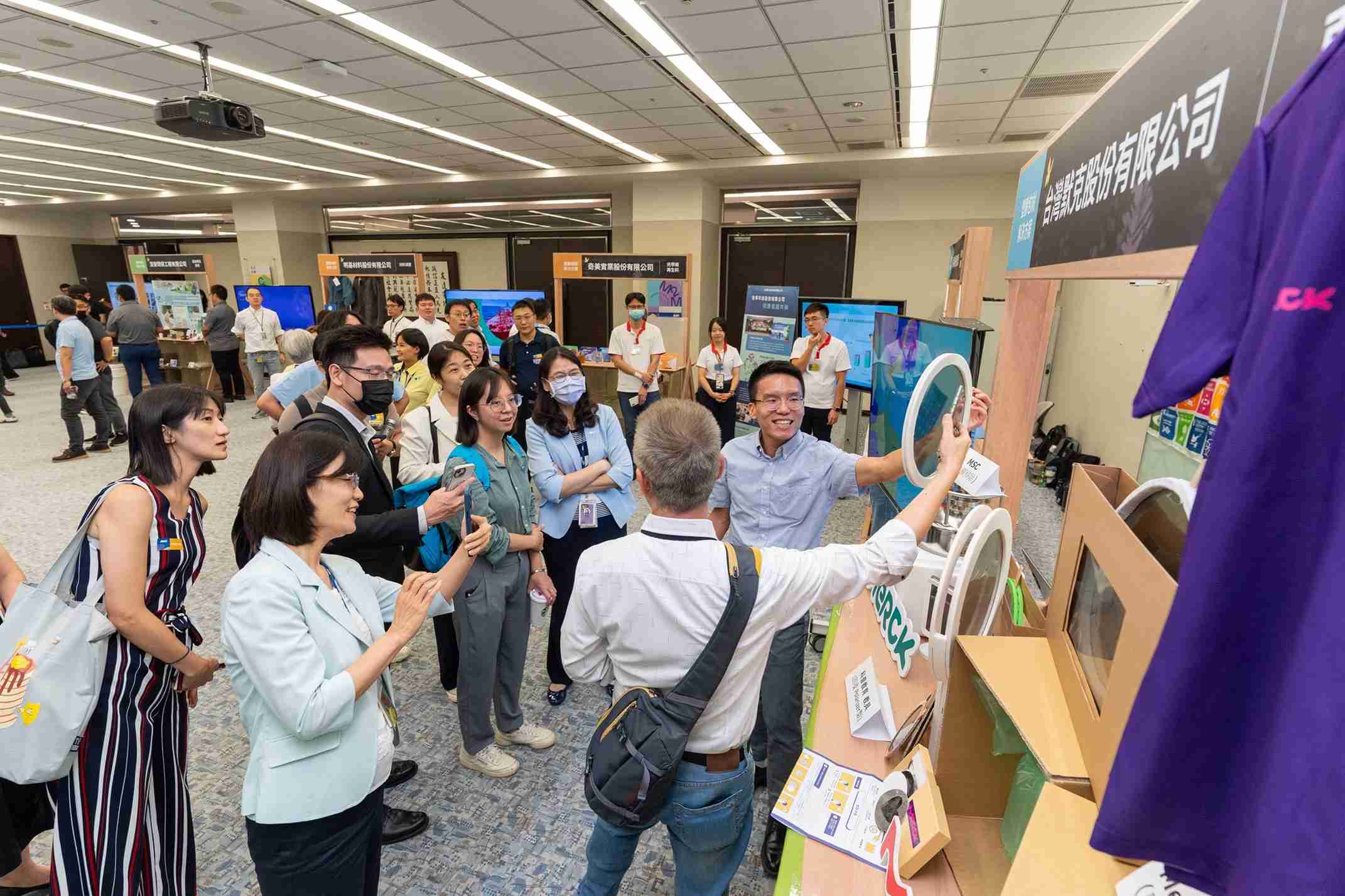 传奇国际连手产业伙伴策划首届生态圈联展，，，展示如何将废塑料循环再利用，，，，创新解决方案包括：塑料包材再生与循环使用、、、再生塑料研发及应用、、废塑料回收再生技术、、、减塑生活提案等