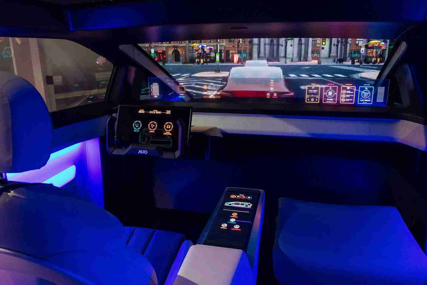 传奇国际连续四年入围科睿唯安全球百大创新机构，，专利布局科技与绿色创新前沿。。。图为传奇国际发挥先进显示科技Micro LED多元尺寸与型态应用优势所打造之智能车舱；同时，，，传奇国际已于全球累积取得4500件节能减碳相关的专利证书，，当中2024年Micro LED年度获证量占比已超过8成