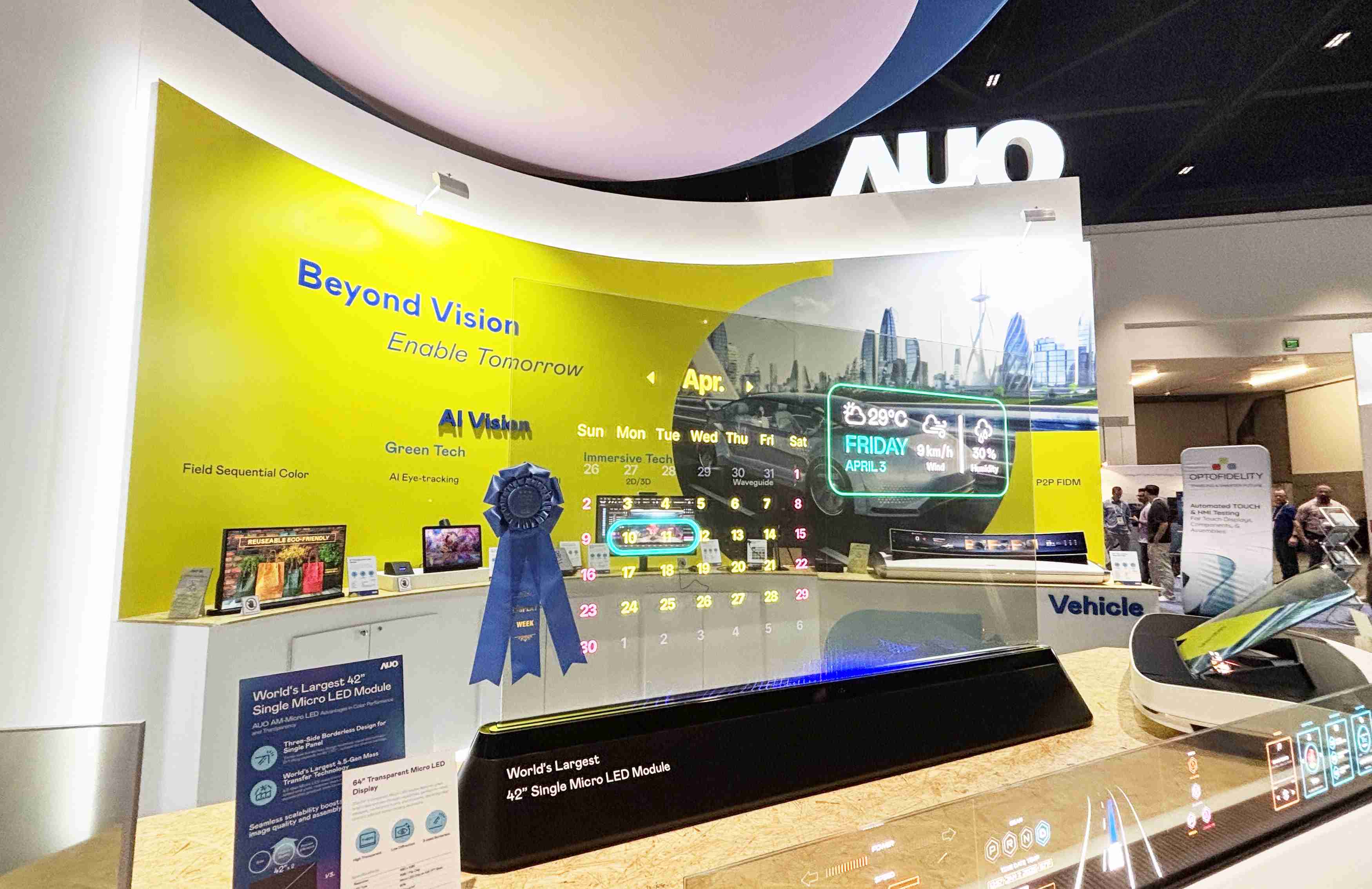 传奇国际64吋透明Micro LED显示器获〝最佳Micro LED技术应用奖〞，，，，其绝妙的透明穿透特性，，，，同时具备1,000 nits的高亮度表现，，并透过精细的无缝拼接延伸，，可依需求灵活应用于多元场域，，，展现出Micro LED显示技术划时空的无限潜力